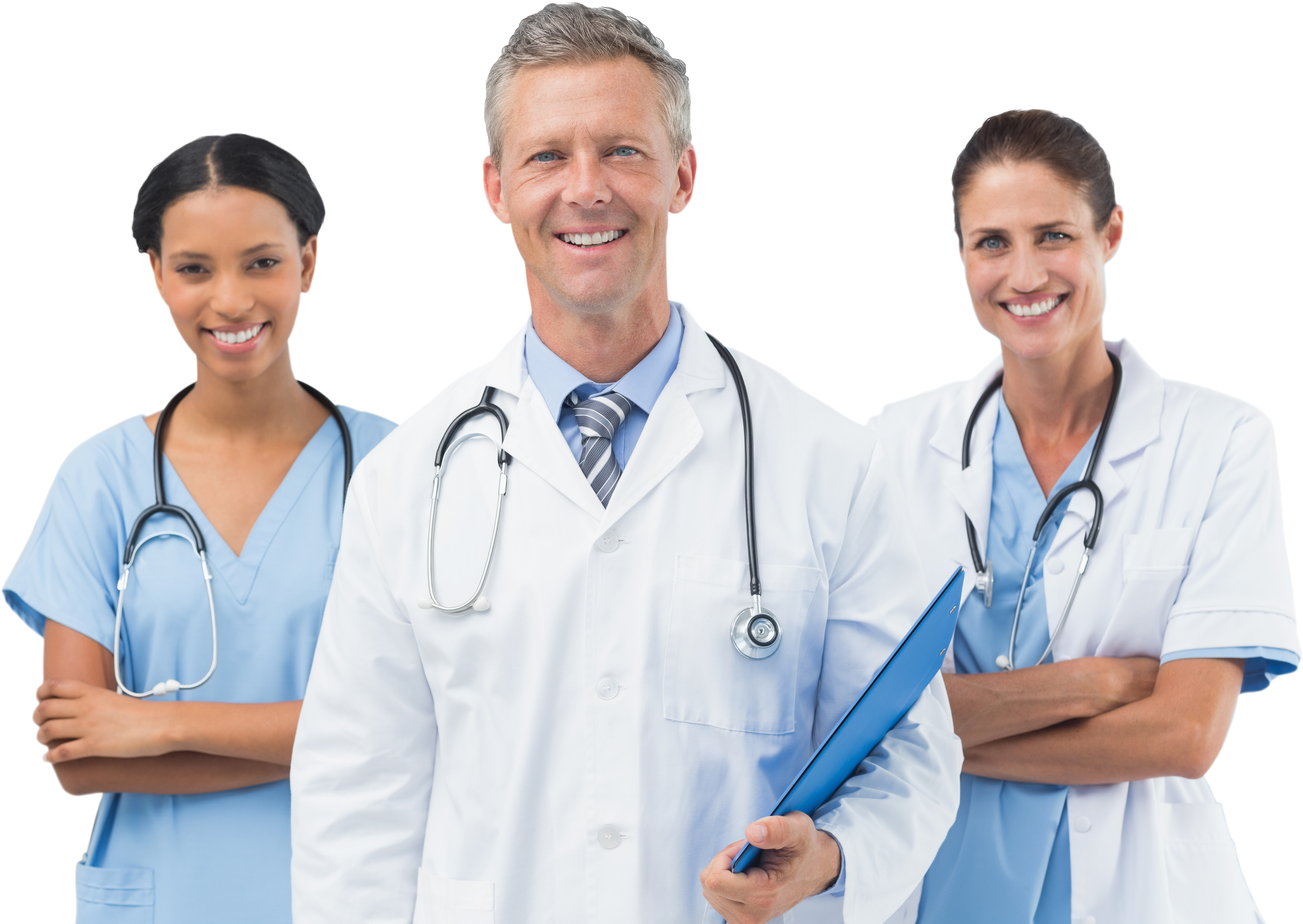 Três médicos sorrindo, dois mulheres e um homem, todos com jalecos e estetoscópios